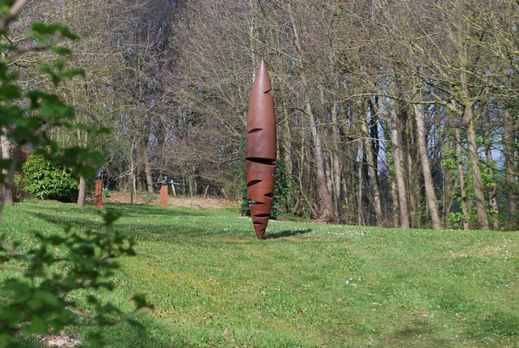 9.Sculpture-acier-corten-hauteur-3-metres-Felix-Valdelievre-2018-Galerie-Beukenhof-Sculptour-2019